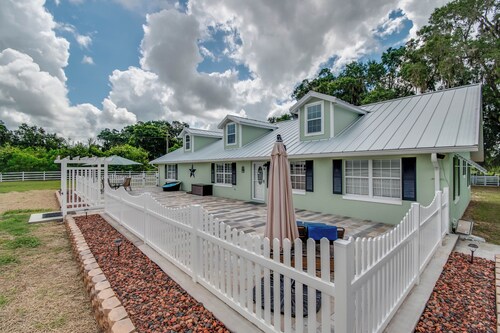 Green Acres House sleeps 6. 