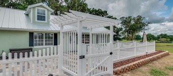 Green Acres House sleeps 6.