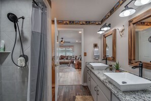 Douche, séchoir à cheveux, serviettes fournies, savon