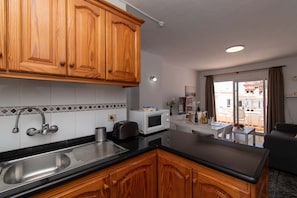 Frigorifero, microonde, forno, piano cottura