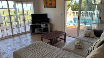 Een smart-tv, boeken en een stereo