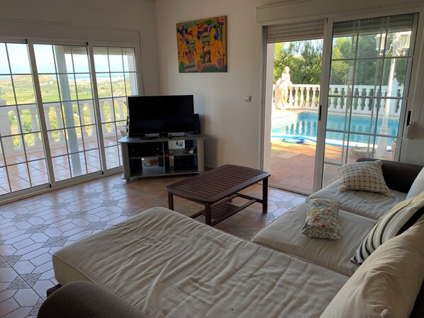 Smart TV, books, stereo