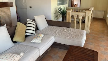 Een smart-tv, boeken en een stereo