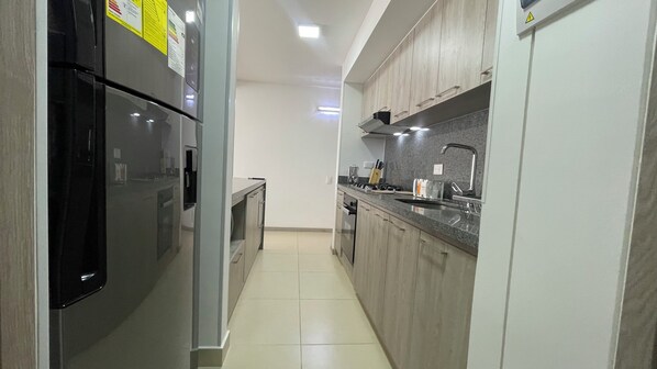 Refrigerador, microondas, horno y parrilla de estufa