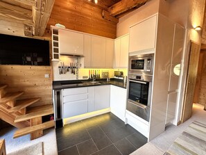 Frigorifero, microonde, forno, piano cottura