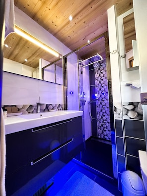Badekar, miljøvenlige toiletartikler, hårtørrer, håndklæder