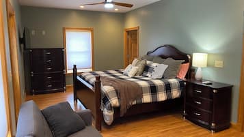 4 bedrooms, desk, free WiFi, bed sheets