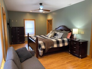 4 bedrooms, desk, free WiFi, bed sheets