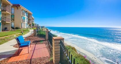 Oceanfront 1 bedroom, Pool, Spa, Beach Access by RedAwning
