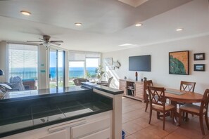 Private kitchen - Oceanfront 1 bedroom, Pool, Spa, Beach Access by RedAwning (Solana Beach)