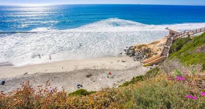 Oceanfront 1 bedroom, Pool, Spa, Beach Access by RedAwning