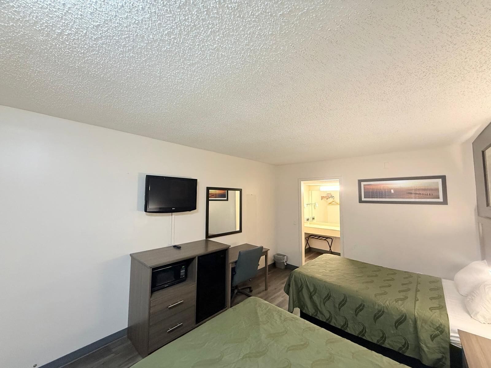 Escritorio, wifi gratis, ropa de cama