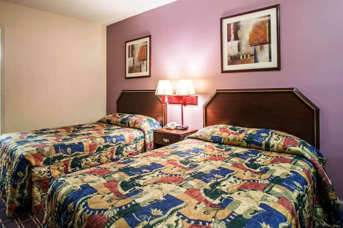 Escritorio, wifi gratis y ropa de cama