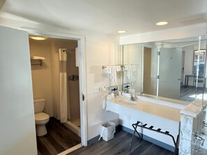 Deep-soaking bathtub, hair dryer, towels
