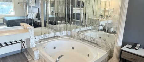 Quarto solteiro elite | Escrivaninha, Wi-Fi de cortesia, roupa de cama