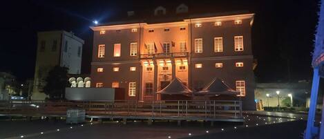 المنشأة من الخارج