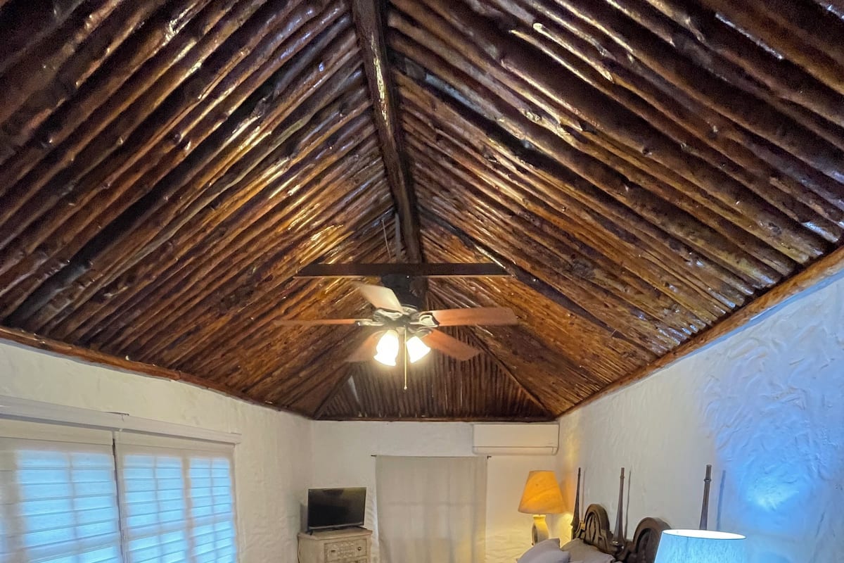Family Room | Desk, WiFi (free)