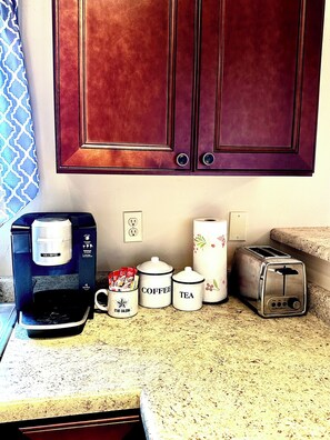 Refrigerador, microondas, parrilla de estufa y cafetera y tetera 