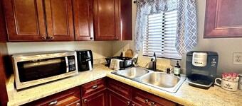 Tilted Rooster Ranch Guesthouse - 5 Minutes from Airport & 10 From Downtown