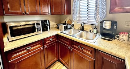 Tilted Rooster Ranch Guesthouse - 5 Minutes from Airport & 10 From Downtown