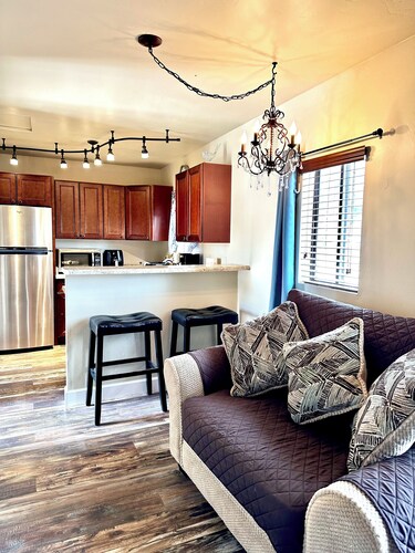 Tilted Rooster Ranch Guesthouse - 5 Minutes from Airport & 10 From Downtown