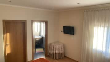 3 bedrooms, desk, iron/ironing board, travel crib