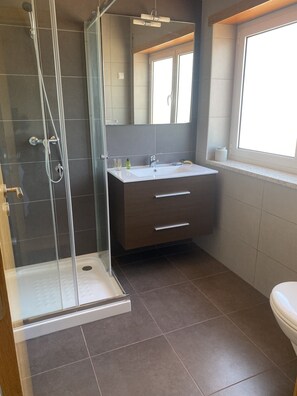 Shower, hair dryer, bidet, towels - Esperamos por si nas Suas Próximas Férias (Folhadal, Viseu, Portugal)