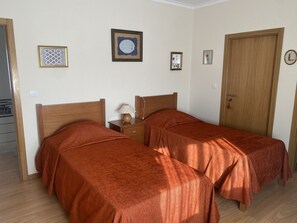 3 habitaciones, escritorio y tabla de planchar con plancha