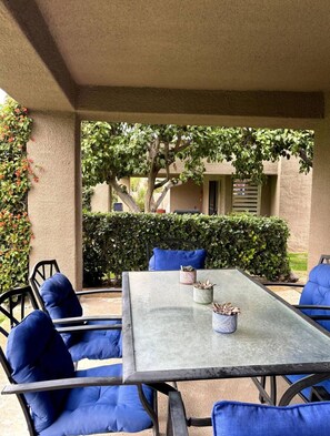 Outdoor dining - Enjoy EXCELLENCE in a Two Bedroom/Two Bathroom Oasis Across from The Reserve. (Palm Desert)