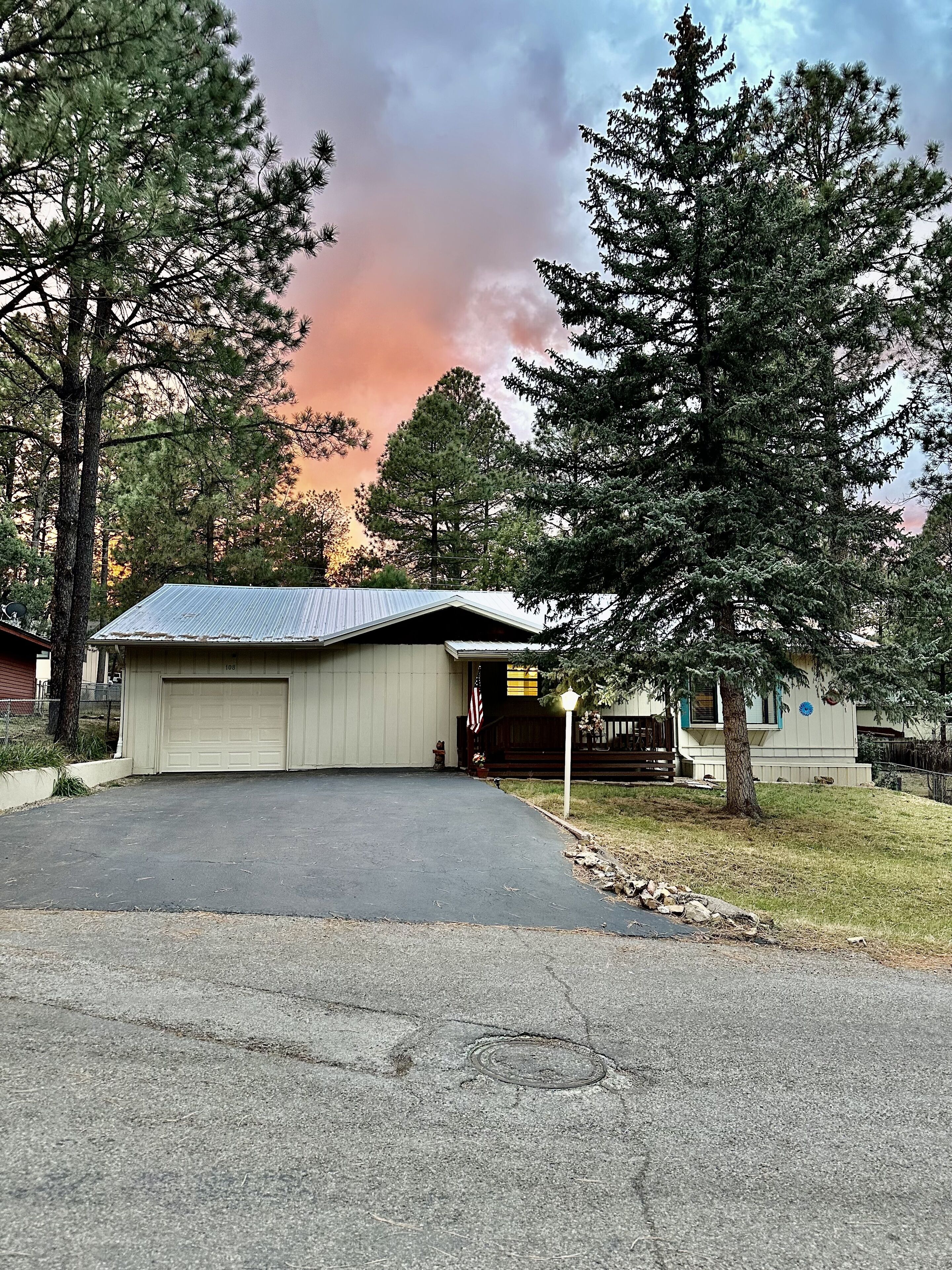 Cozy home in Mid-town Ruidoso. Enjoy the pool table and Hot tub. Pet friendly! 
