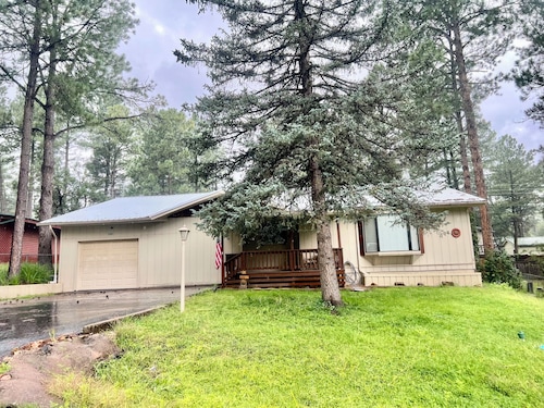 Cozy home in Mid-town Ruidoso. Enjoy the pool table and Hot tub. 