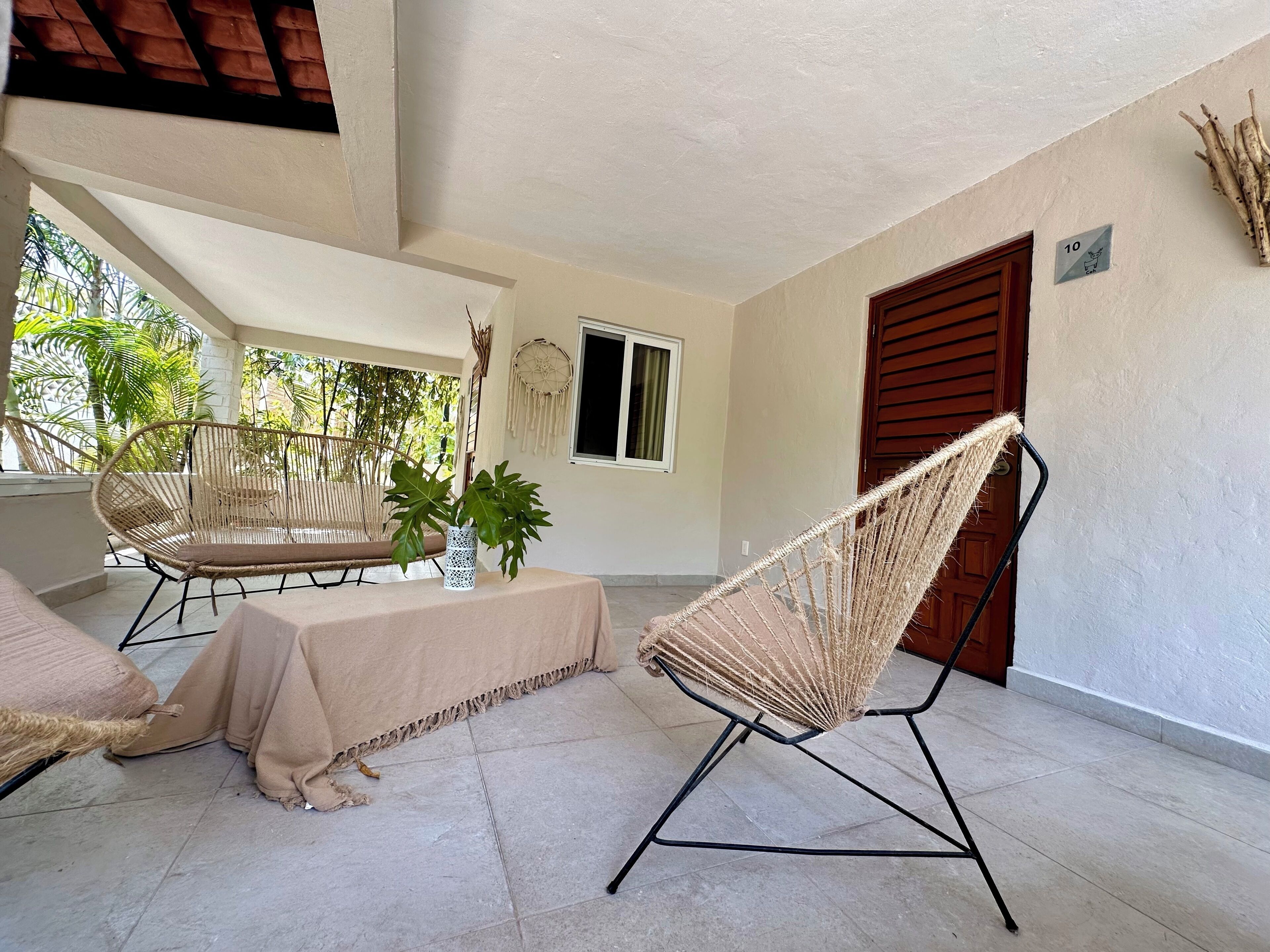 Habitación doble superior | Área de sala de estar | Libros y biblioteca musical 