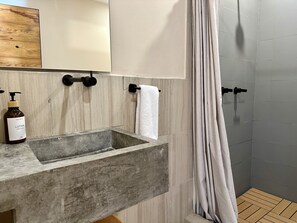 Habitación cuádruple Deluxe | Baño | Regadera, toallas, jabón, shampoo 