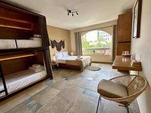 Decoración personalizada, muebles diferentes y ropa de cama 