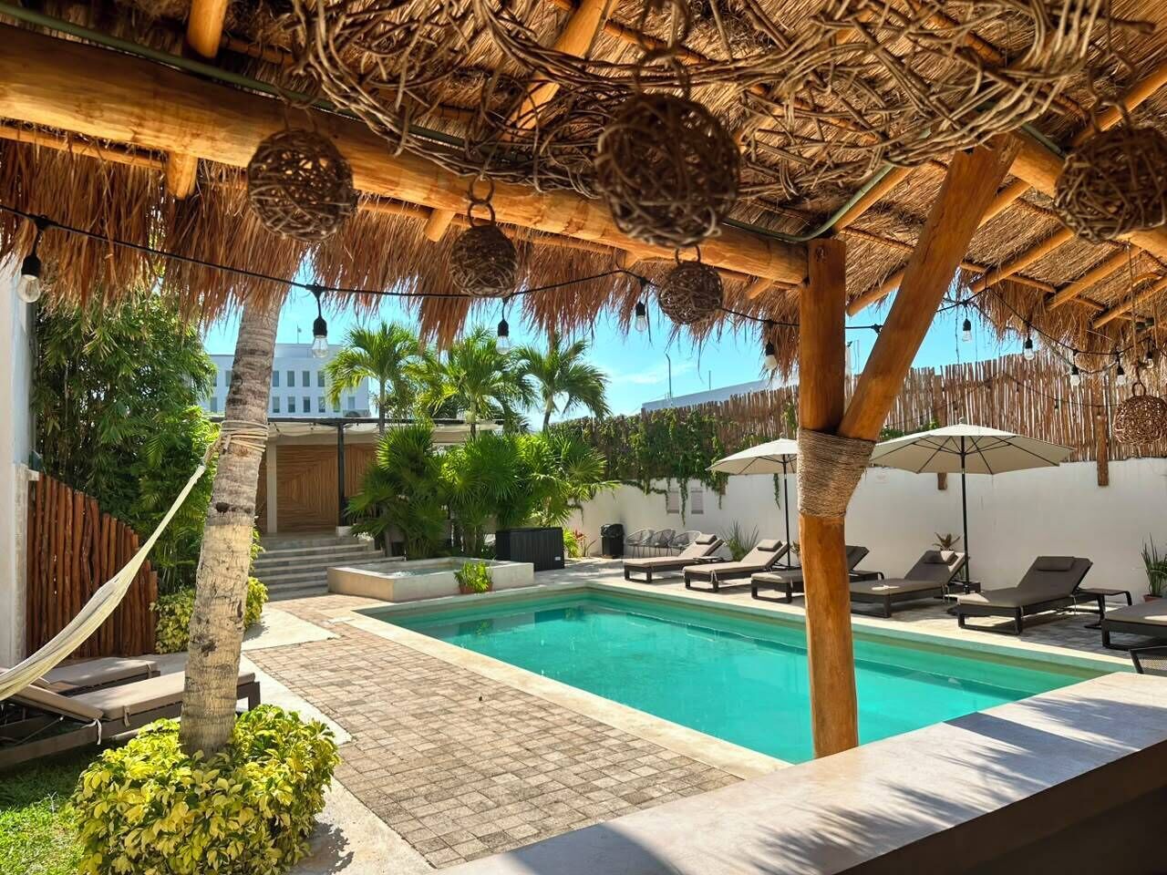 Piscine extérieure, parasols de plage, chaises longues