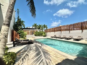 Piscine extérieure, parasols de plage, chaises longues