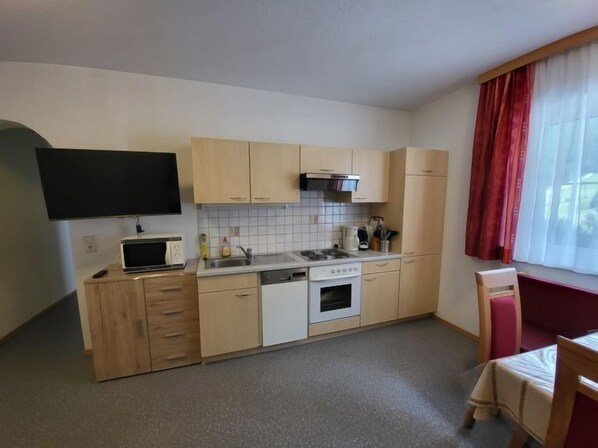 Kühlschrank, Mikrowelle, Ofen, Geschirrspüler