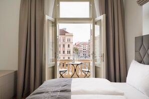 Deluxe-Apartment, Balkon (square view) | Hochwertige Bettwaren, Zimmersafe, individuell dekoriert