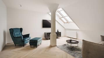 總統套房 (Prague castle view) | 起居區 | 55-吋智慧型電視,提供數位頻道