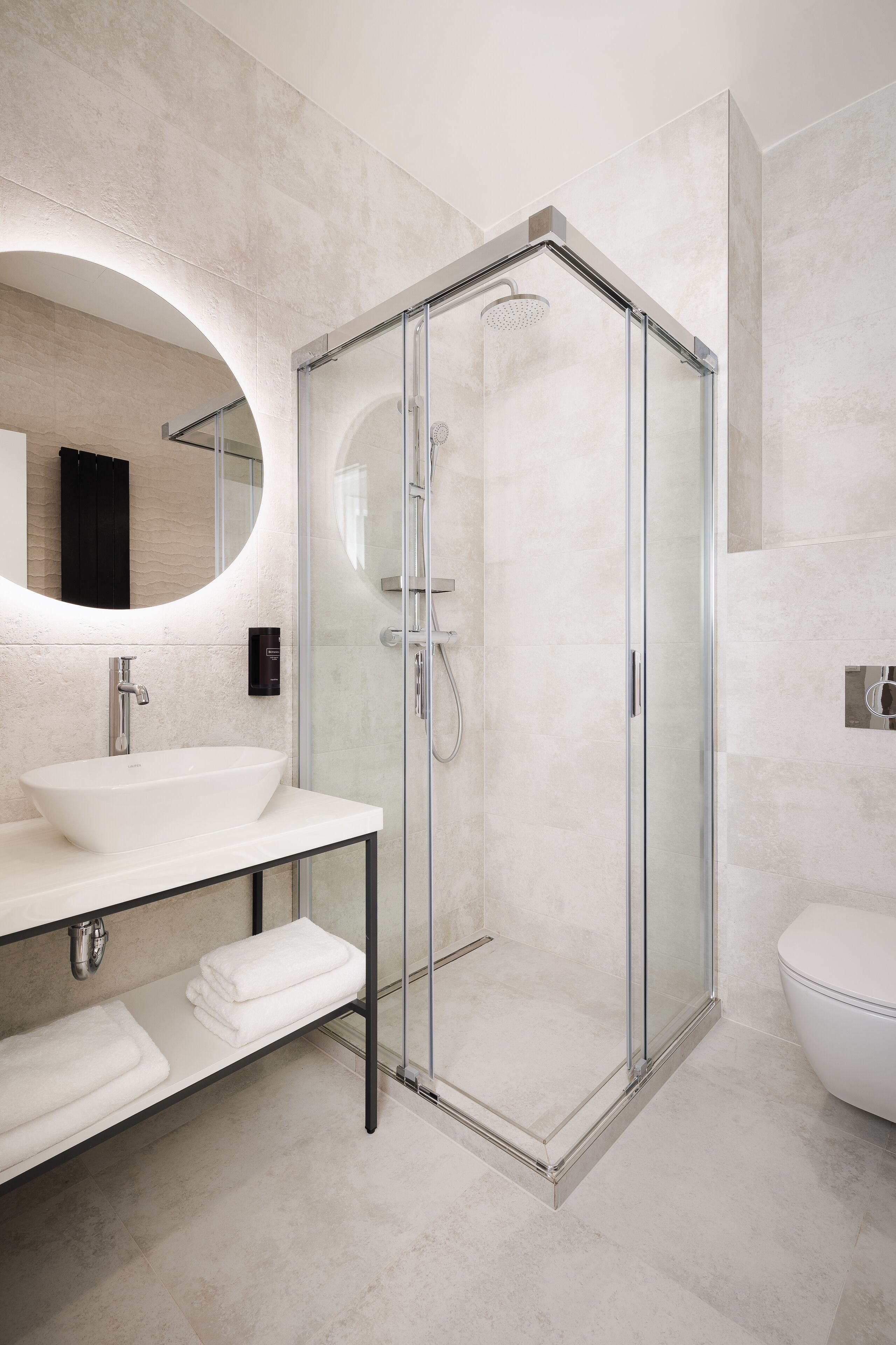 Deluxe-Apartment | Badezimmer | Kostenlose Toilettenartikel, Haartrockner, Hausschuhe, Handtücher