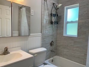 Haartrockner, Handtücher, Seife, Toilettenpapier