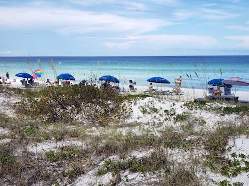 Cozy Canal Cottage waterfront, nature experience. 15 minutes to the beaches.