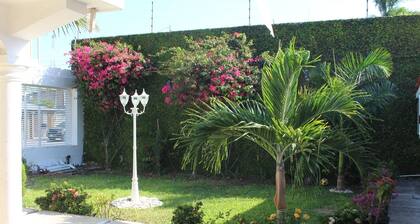 Casa familiar, segura y cómoda, cerca del centro.