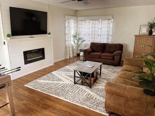 Farmhouse Retreat with deck and fire pit, very family friendly & great location