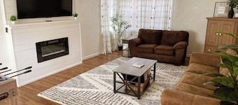 Farmhouse Retreat with deck and fire pit, very family friendly & great location