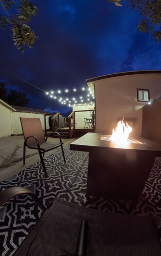 Farmhouse Retreat with deck and fire pit, very family friendly & great location