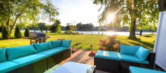 New! Riverfront Retreat! Dock! Near downtown & Neshotah Park. Dogs ok!