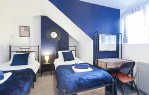 3 bedrooms, desk, iron/ironing board, travel crib - 3 Bed flat - Near Leeds City Centre- FREE parking/Wifi/Fits 7 (Leeds)