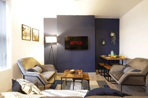 Smart TV, books - 3 Bed flat - Near Leeds City Centre- FREE parking/Wifi/Fits 7 (Leeds)