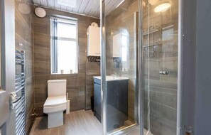 Shower, towels, soap, shampoo - 3 Bed flat - Near Leeds City Centre- FREE parking/Wifi/Fits 7 (Leeds)